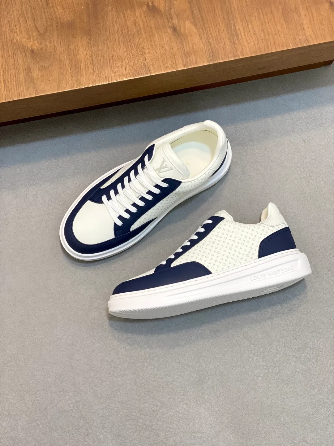 Factory price: 400💰LV🆕 New men's high-end casual sports shoes, using imported first-layer cowhide silk-screened brand lougou, original ultra-light men's shoes 💰u outsole, wear-resistant and comfortable, Monogram lougou embellished rubber outsole, breathable mesh lining, versatile classic style! Size: 38-44 (.45, 46 customized)